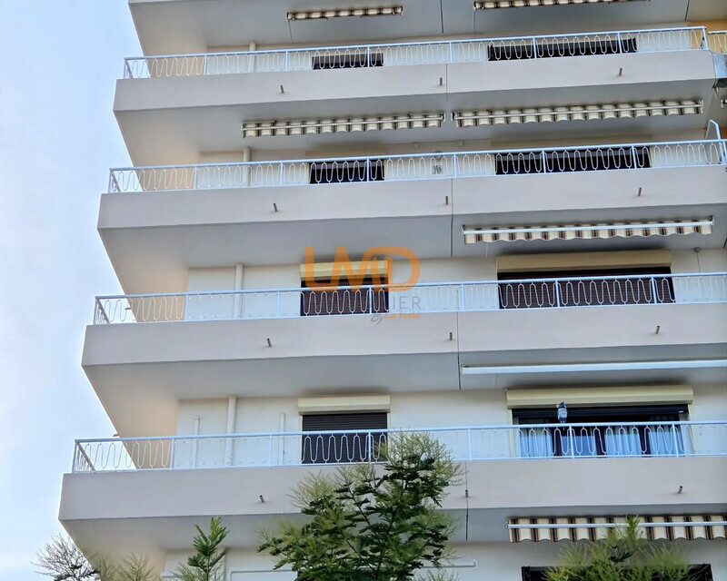 Appartement rénové proche centre ville et port - Ia generated 1761923349