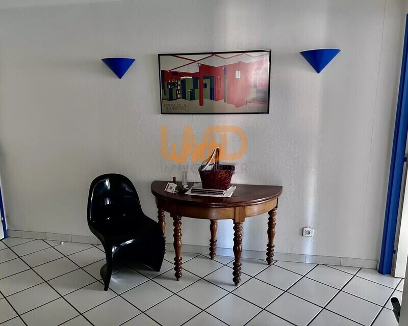 Jardin DE LA Fontaine + ÉCusson + Parking + Cabinet Professionel - 5ac52277-caca-404b-a146-2ebd644074e5