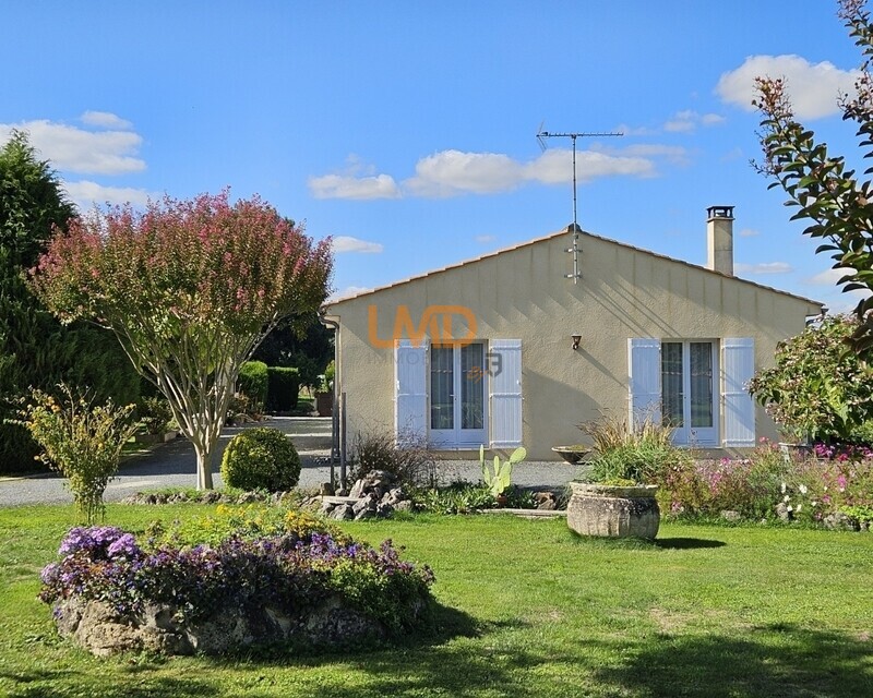 Maison Plain-Pied avec Grand Terrain Arboré - Façade coté rue