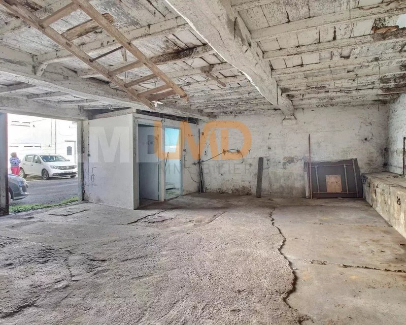 Bâtiment en ville - ac8287b7-fd72-4da0-b794-03ae7dcdcc2f