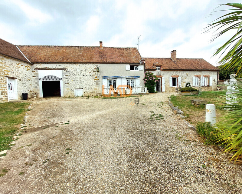 Donnemarie-Dontilly, Briarde en pierre, sur terrain clos de murs - 1.1