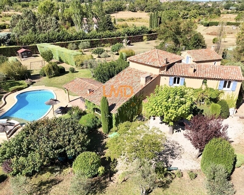 Propriété T10 de 306m2 sur terrain de 11000m2 environ - Fc6210ec-b4ef-4f19-8699-fefaf2e32373 1 105 c