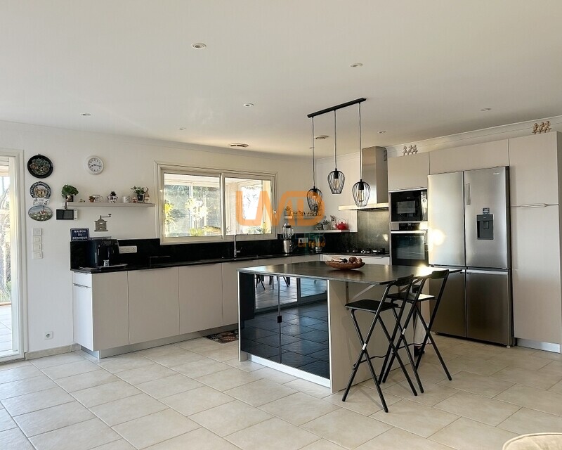 Maison contemporaine  avec vue sur la porte des Cévennes  - Cuisine massillargues