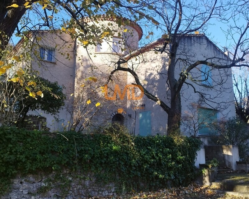 Villa atypique proche centre-ville, grande parcelle - Grande maison familiale Nimes