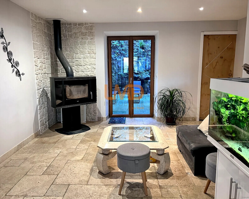 Joyeuse: Maison de ville meublée, terrasse, 2 chambres - Ia generated 1765902594